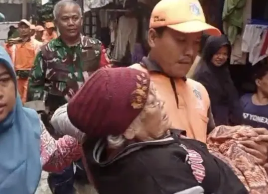 Seorang nenek yang sedang sakit di Jelambar, Grogol Petamburan, Jakarta Barat, dievakuasi ke pengungsian karena rumah kebanjiran, Jumat, 23 Januari 2026. (Sumber: Istimewa)