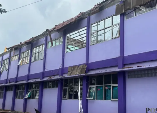 Bangunan atap kelas SMAN 2 Gunung Putri ambruk pada Jumat, 23 Januari 2026. (Sumber: Poskota/Giffar Rivana)