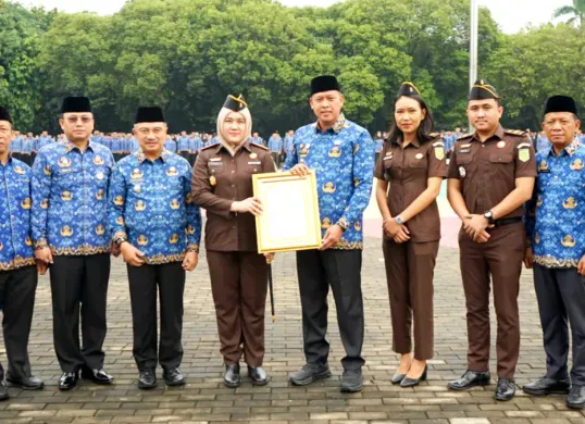 Potret pemberian penghargaan kepada Kejaksaan Negeri (Kejari) Kota Bekasi. (Sumber: Istimewa)