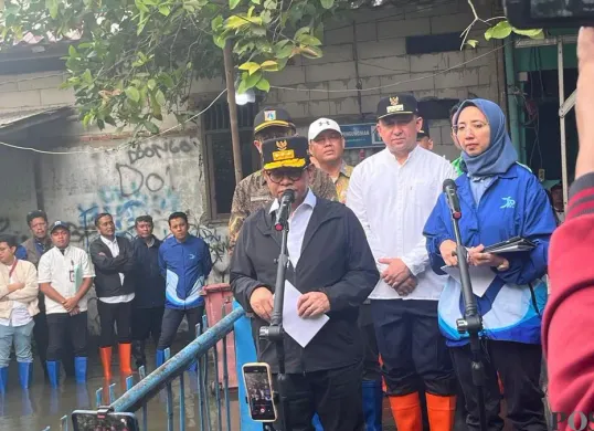 Gubernur Jakarta, Pramono Anung, meninjau langsung Kali Cakung Lama segmen Sungai Begog dan Pedongkelan di Kecamatan Cilincing, Jakarta Utara, pada Jumat, 23 Januari 2026. (Sumber: Poskota/M Tegar Jihad)