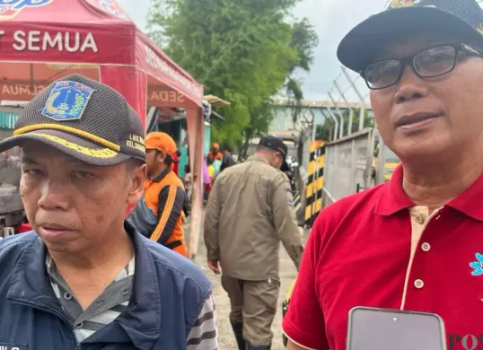 Lurah Rawa Terate, Jainuddin saat di wawancarai Poskota, Jumat, 23 Januari 2026. (Sumber: Poskota/M Tegar Jihad)