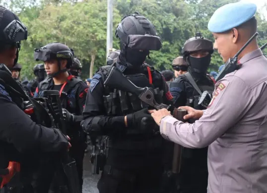 1.300 personel gabungan diterjunkan mengamankan laga antara Persija Jakarta menjamu Madura United, dalam lanjutan BRI Super League 2025/2026. (Sumber: Dok. Polres Jakarta Pusat)