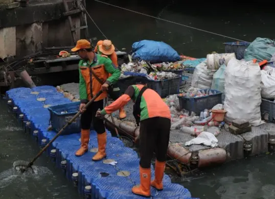 Sejumlah petugas kebersihan saat membersihkan sampah di kali. (Sumber: Dok. Kominfotik DLH Jakarta)