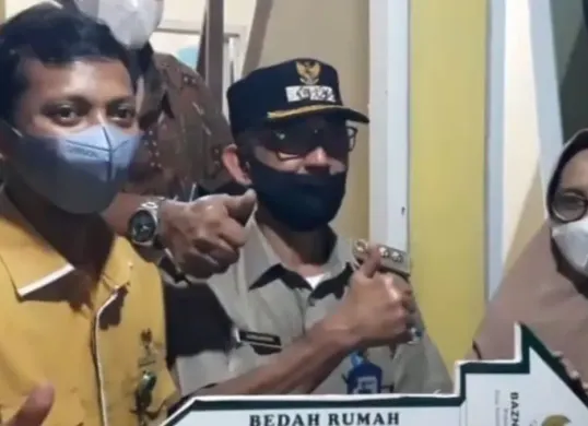 Baznas menyerahkan rumah Jumadi yang telah mendapatkan program bedah pascakebakaran. (Sumber: Dok. RW 01)