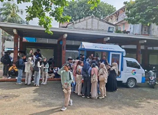 Mahasiswa Universitas Gunadarma antusias terhadap rangkaian kegiatan Google Gemini Arena yang menghadirkan workshop dan aktivasi interaktif pemanfaatan teknologi AI di lingkungan kampus. (Sumber: Istimewa)