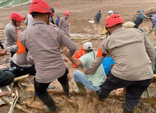 Lokasi longsor di Kecamatan Cisarua, Kabupaten Bandung Barat. (Sumber: Poskota/Gatot Poedji Utomo)