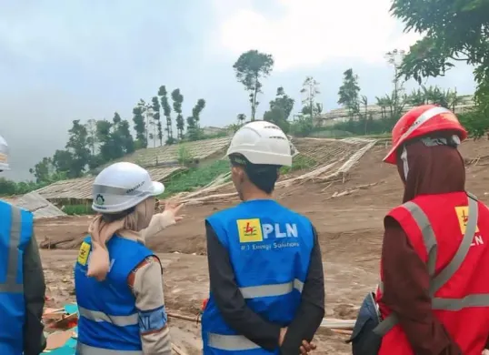Petugas PLN UP3 Cimahi melakukan pengamanan jaringan listrik di wilayah terjadinya bencana longsor di Kecamatan Cisarua, Kabupaten Bandung Barat, Sabtu 24 Januari 2026. (Sumber: Poskota/Gatot Poedji Utomo)