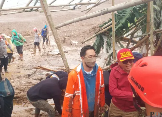Anggota kepolisian dan pemerintah setempat meninjau langsung ke lokasi longsor untuk memberikan bantuan, di Cisarua Kabupaten Bandung Barat, Sabtu 24 Januari 2026. (Sumber: Poskota/Gatot Poedji Utomo)