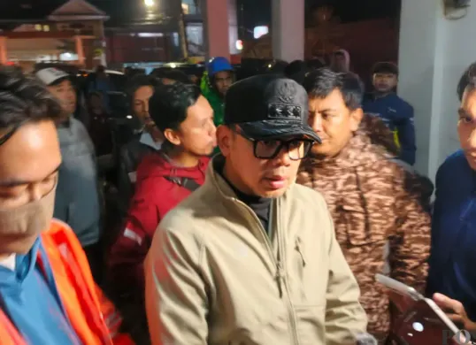 Wamendagri Bima Arya, kunjungi warga terdampak longsor di Cisarua, Kabupaten Bandung Barat, Sabtu 26 Januari 2026. (Sumber: Poskota/Gatot Poedji Utomo)