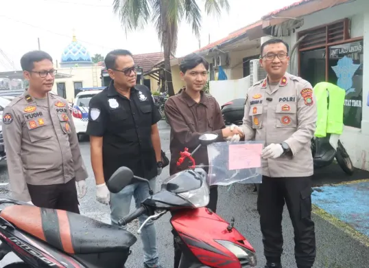 Polsek Ciputat Timur mengungkap kasus pencurian bermotor dan mengembalikan kendaraan bermotor curian kepada pemiliknya. (Sumber: Istimewa)
