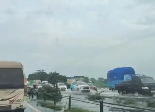 Kondisi banjir yang merendam jalan tol Tangerang Merak. (Sumber: Istimewa)
