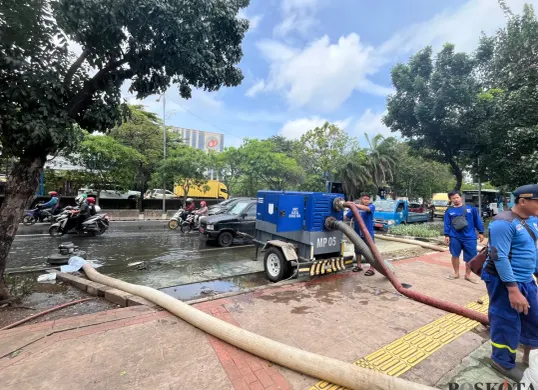 Petugas melakukan penyedotan genangan yang berada di sepanjang Jalan Daan Mogot, Cengkareng, Jakarta Barat, Sabtu, 24 Januari 2026. (Sumber: Poskota/Pandi Ramedhan)