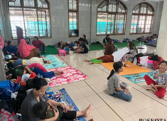 Kondisi warga RW 01 Kelurahan Rawa Buaya, Cengkareng, Jakarta Barat, yang mengungsi di Masjid Jami Baitul Rahman, Sabtu, 24 Januari 2026. (Sumber: Poskota/Pandi Ramedhan)