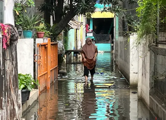 Banjir yang masih menggenangi rumah warga di RW 02 Keluraham Duri Kosambi, Cengkareng, Jakarta Barat, Sabtu, 24 Januari 2026. (Sumber: Poskota/Pandi Ramedhan)