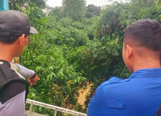 Petugas menunjukan lokasi longsor di wilayah Beji, Kota Depok, Jumat, 23 Januari 2026. (Sumber: Dok. Damkar Depok)