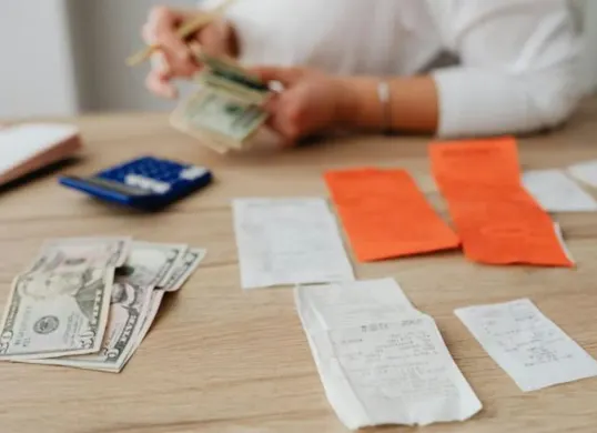 Ilustrasi - Penggunaan paylater secara bijak agar keuangan tetap aman dan terhindar dari utang menumpuk. (Sumber: Pexels/Karolina Grabowsk)