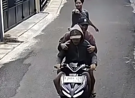 Dua maling gagal menggasak ponsel hingga uang milik warga di Jalan Haji Saaba Terusan RT 01 RW 03, Kelurahan Meruya Selatan, Kecamatan Kembangan, Jakarta Barat, Sabtu 24 Januari 2026. (Sumber: Istimewa)