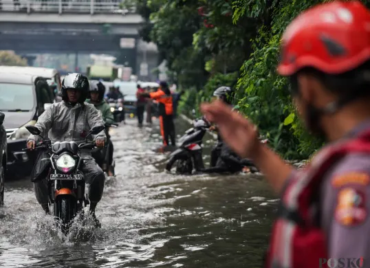 Sejumlah kendaraan melintasi genagan banjir di Jalan DI Panjaitan, Cawang, Jakarta Timur, Kamis, 22 Januari 2025. (Sumber: Poskota/Bilal Nugraha Ginanjar)