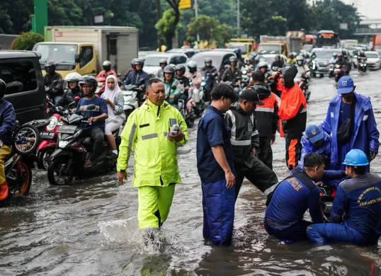 Ilustrasi genangan banjir di Jalan DI Panjaitan, Cawang, Jakarta Timur. (Sumber: Poskota/Bilal Nugraha Ginanjar)