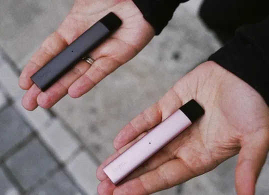 Ilustrasi - Perbedaan podgeter dengan pod biasa dan vape. (Sumber: Pexels)