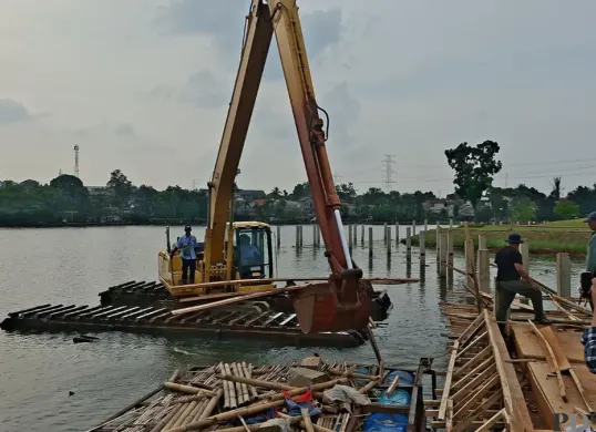 Potret pembongkaran jogging track di Setu Muara Tujuh, Depok pada Minggu, 25 Januari 2026. (Sumber: Poskota/ Angga Pahlevi)