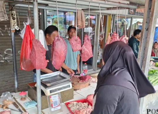 Potret pedagang daging sapi yang telah kembali berjualan di Pasar Reni Jaya Lama usai melakukan aksi mogok dagang. (Sumber: Poskota/ Angga Pahlevi)