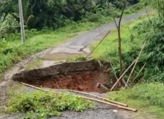 Kondisi jalan penghubung antar desa di Lebak, yang ambles akibat curah hujan tinggi. (Sumber: Istimewa)