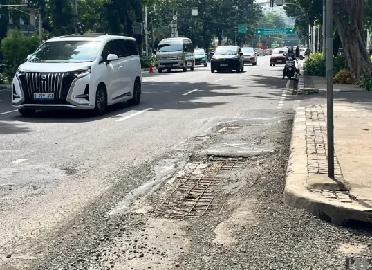 Jalan rusak di Kebon Sirih, Jakarta Pusat. Minggu, 25 Januari 2026. (Sumber: Poskota/M Tegar Jihad)