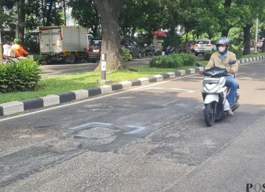 Jalan lubang di Joglo, Jakarta Barat, Minggu, 25 Januari 2026. (Sumber: Poskota/M Tegar Jihad)