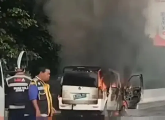 Mobil listrik DFSK Gelora E terbakar di Tol JORR. (Sumber: TikTok/@sadewa1201)