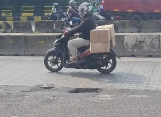 Ilustrasi, jalan rusak berlubang di Jakarta. (Sumber: Istimewa)
