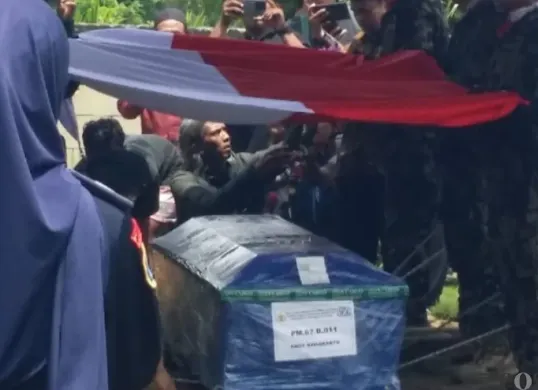 Suasana pemakaman Capt Andy Dahananto di TPU Ranca Sadang, Kecamatan Tigaraksa, Kabupaten Tangerang, Minggu, 25 Januari 2026. (Sumber: Poskota/Veronica Prasetio)