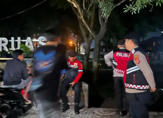 Petugas gabungan tengah memberikan himbauan kepada remaja yang tengah nongkrong untuk segera pulang. (Sumber: Dok. Humas Polres Serang)