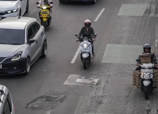 Salah satu titik jalan berlubang di wilayah Jakarta, Minggu, 25 Januari 2026. (Sumber: Poskota/Bilal Nugraha Ginanjar)