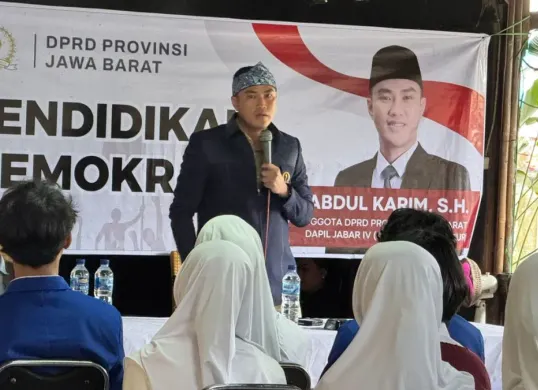Anggota Komisi IV DPRD Jabar, Abdul Karim menggelar pendidikan demokrasi bagi pelajar di Cafe Teh Sari, Desa Nagrak, Kabupaten Cianjur. (Sumber: Dok. Istimewa)