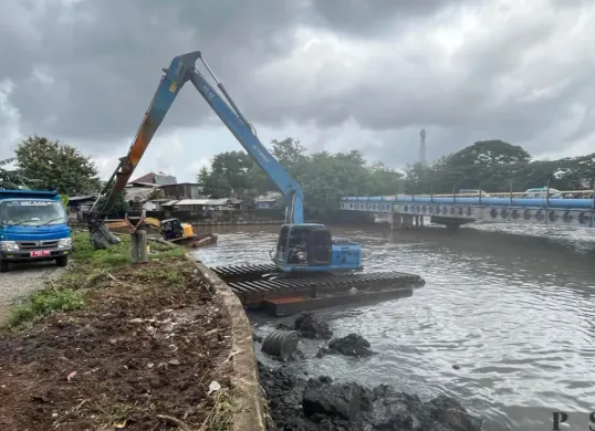 Gubernur DKI Jakarta Pramono Anung meninjau pengerukan Kali Sepak, Kembangan, Jakarta Barat, Senin, 26 Januari 2026. (Sumber: Poskota/Pandi Ramedhan)