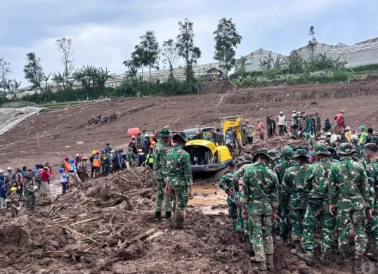 Longsor di Desa Pasirlangu, Kecamatan Cisarua, Kabupaten Bandung Barat. (Sumber: Poskota/Gatot Poedji Utomo)