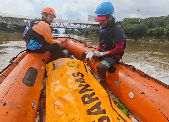 Tim SAR gabungan telah menemukan korban yang sebelumnya dilaporkan hanyut dan tenggelam di aliran Kali Ciliwung. (Sumber: Dok. Tim SAR)