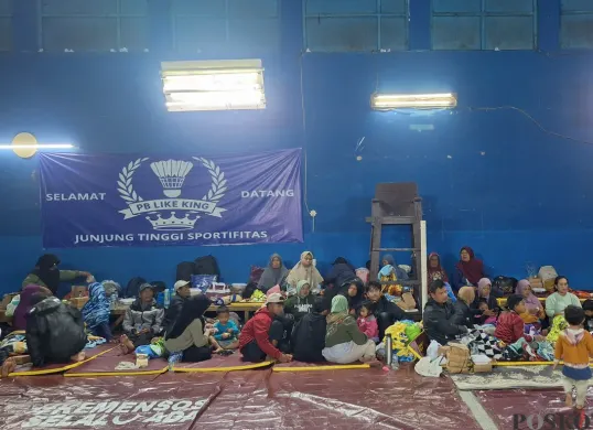 Suasana di pengungsian di Kantor Desa Pasirlangu, Kecamatan Cisarua, Kabupaten Bandung Barat. (Sumber: Poskota/Gatot Poedji Utomo)