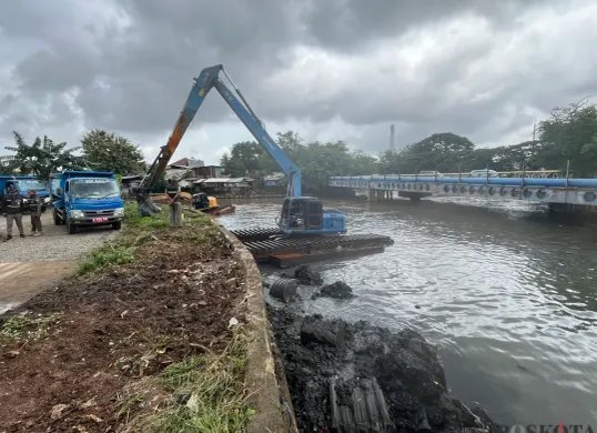 Pengerukan Kali Sepak di Kembangan, Jakarta Barat, Senin, 26 Januari 2026. (Sumber: Poskota/Pandi Ramedhan)
