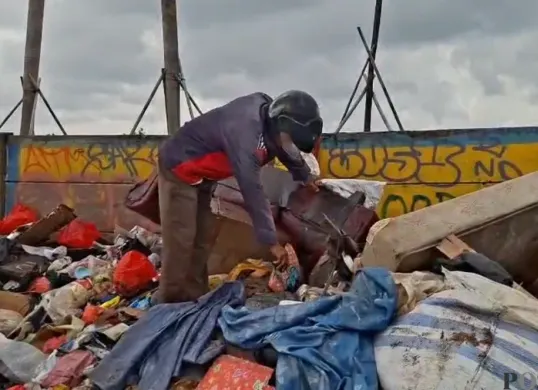 Warga mengais barang yang bisa dijual pada tumpukan sampah yang akan dibuang ke Bantar Gebang di kawasan Cengkareng, Jakarta Barat, Senin, 26 Januari 2026. (Sumber: Poskota/Pandi Ramedhan)