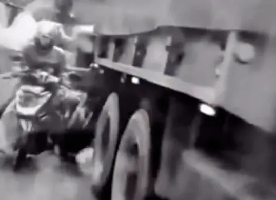 Ilustrasi truk TNI AD yang mengalami kecelakaan saat menuju lokasi tanah longsor di Bandung Barat. (Sumber: X/@kembalianpermen)