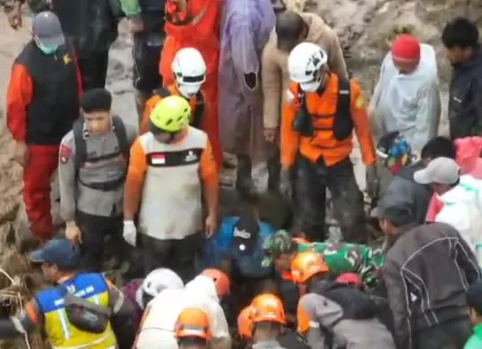 Potret tim SAR gabungan saat menjalankan operasi pencarian korban tanah longsor di Bandung Barat. (Sumber: Tim SAR)
