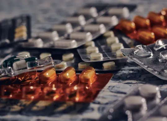 Ilustrasi. Seorang pemuda di Depok kedapatan mengedarkan obat keras. (Sumber: Freepik/@wirestock)