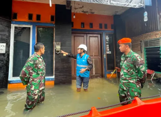 Petugas PLN UP3 Kramat Jati bersama Babinsa dan warga melakukan pemantauan keselamatan kelistrikan di wilayah terdampak banjir Jakarta Timur. (Sumber: PLN UID Jakarta Raya)