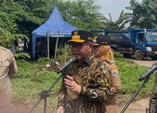 Gubernur DKI Jakarta Pramono Anung meninjau pengerukan Kali Sepak, Kembangan, Jakarta Barat, Senin, 26 Januari 2026. (Sumber: Poskota/Pandi Ramedhan)