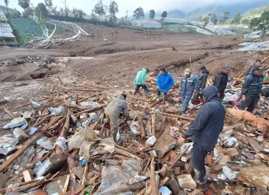 Pencarian korban tertimbun longsor terus dilakukan. (Sumber: Poskota/Gatot Poedji Utomo)