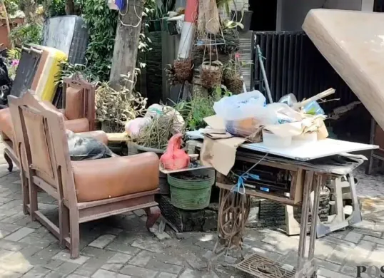 Barang-barang rumah warga yang terkena banjir mulai dikeluarkan. (Sumber: Poskota/Veronica Prasetio)