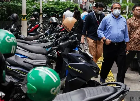 Trotoar menjadi lahan parkir liar di kawasan Jalan Blora, Jakarta. (Sumber: Poskota/Bilal Nugraha Ginanjar)