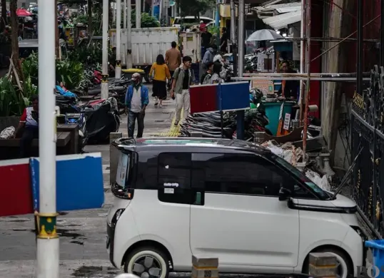 Trotoar digunakan sebagai tempat parkir liar di kawasan Jalan Blora, Jakarta. (Sumber: Poskota/Bilal Nugraha Ginanjar)